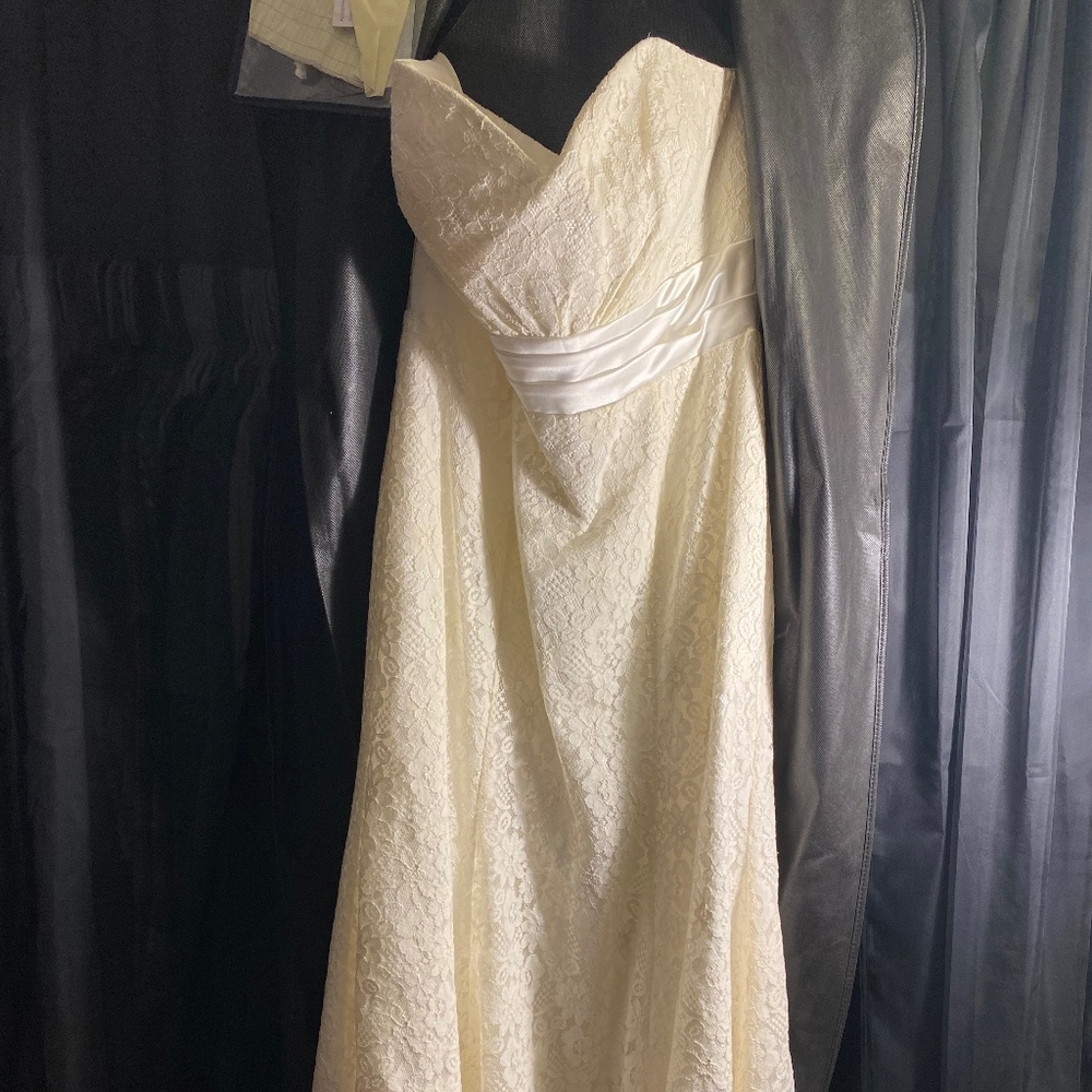Ivory lace wedding dress